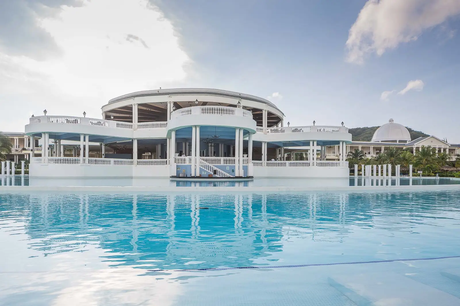 Grand_Palladium_Jamaica_The_Blue_Lagoon_Bar-1