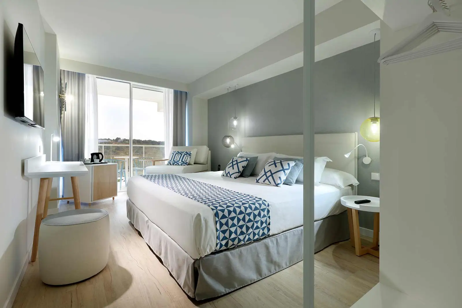 PALLADIUM-HOTEL-MENORCA-DELUXE_VISTA GENERAL CON ARMARIO