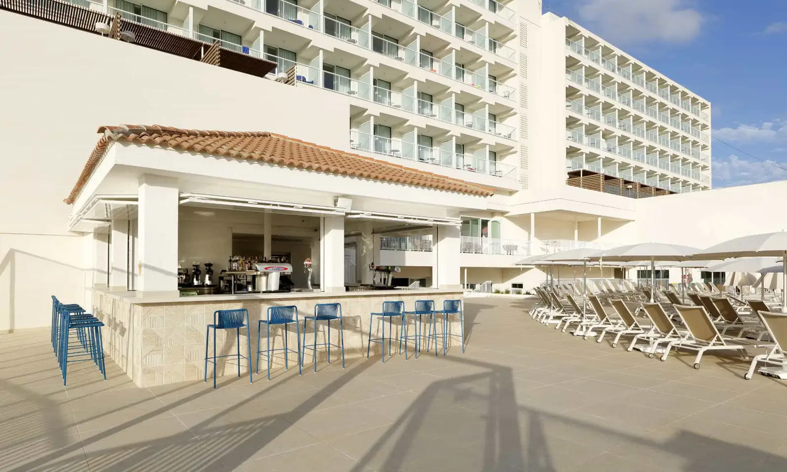 palladium_hotel_menorca_shake_it_pool_bar