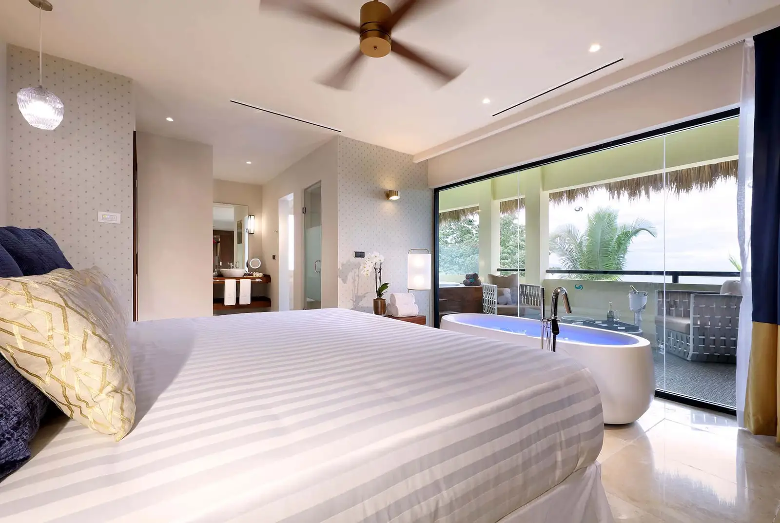 grand-palladium-vallarta-resort-spa-ambassador-suite-panoramic-ocean-view-10