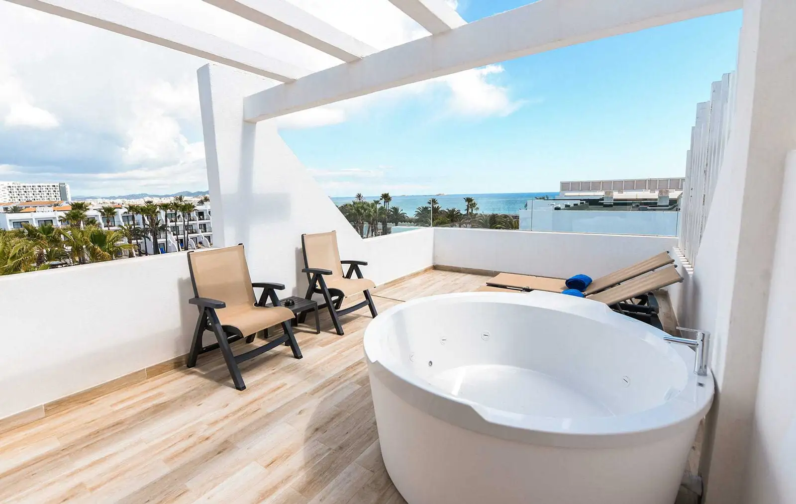 Grand-Palladium-White-Island-Deluxe-Terrace