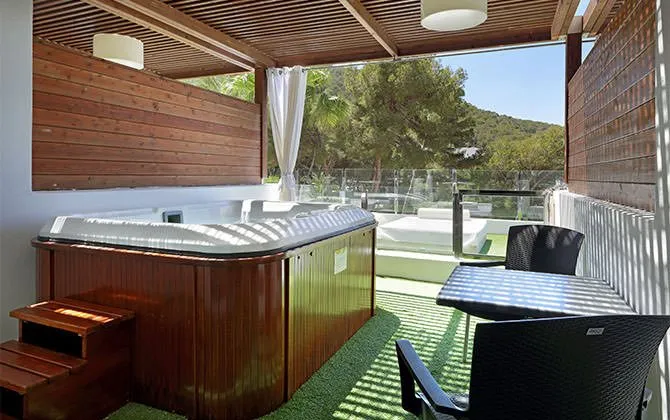 palladium_hotel_cala_llonga_deluxe-jacuzzi-terrace-4