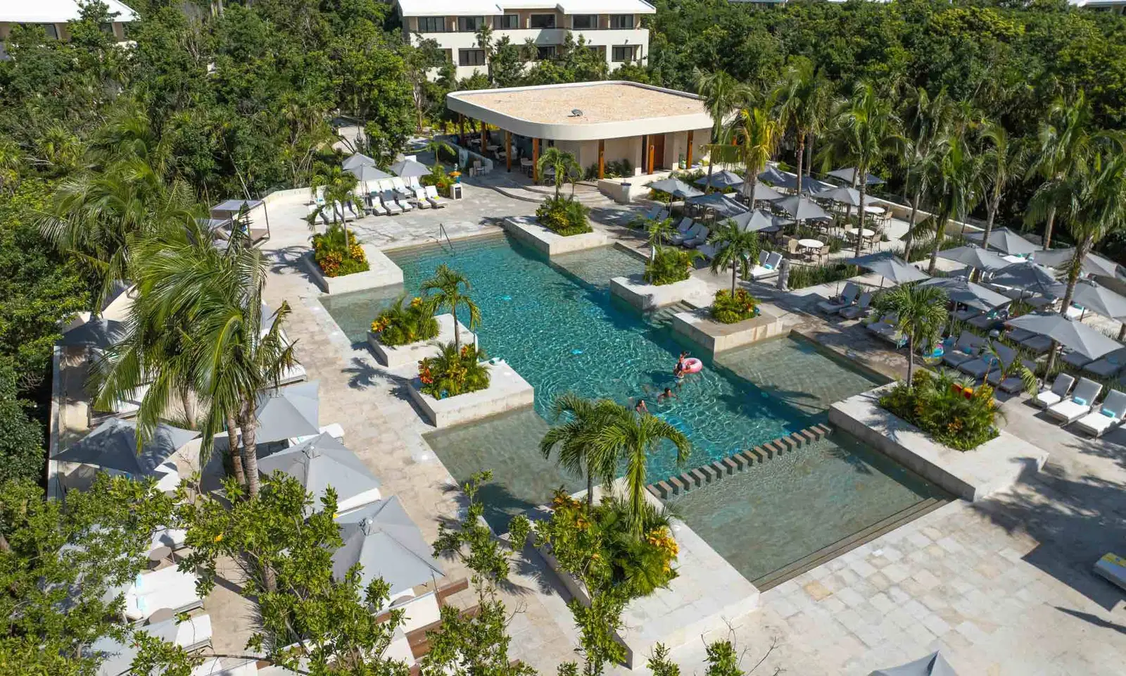 Family Selection at Grand Palladium Kantenah Resort & Spa Piscina