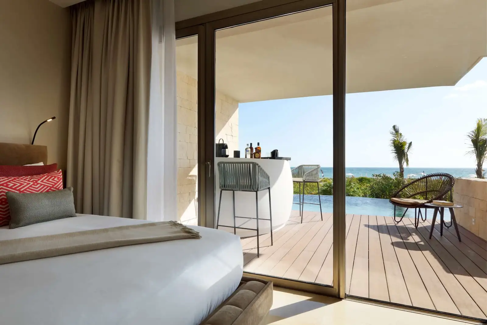 TRS-Coral-Hotel-Signature-Suite-Swim-up-Beachfront-Panoramic-Ocean-View11