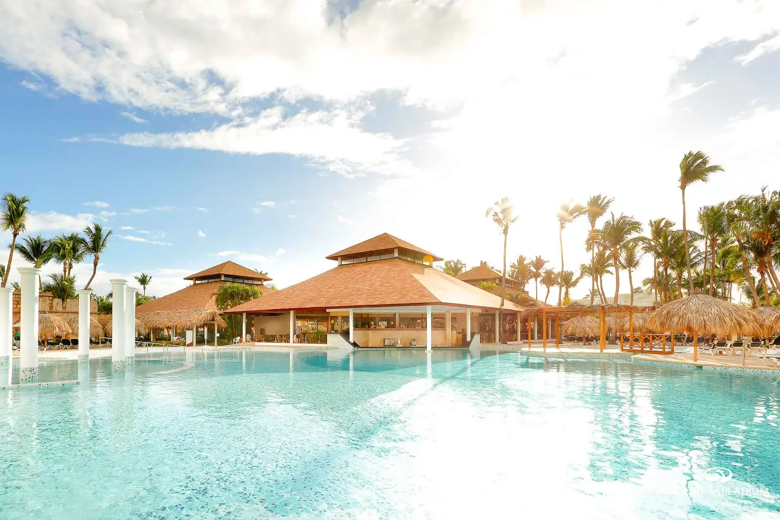 grand-palladium-punta-cana-resort-spa-samana-pool-bar_01.jpg