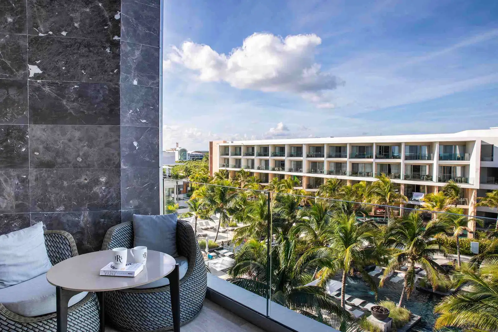 TRS-Coral-Hotel-Junior-Suite-beachfront-vistas-terraza