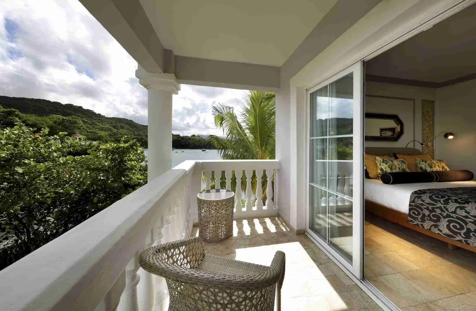 suite-beachfront-panoramic-ocean-views-1