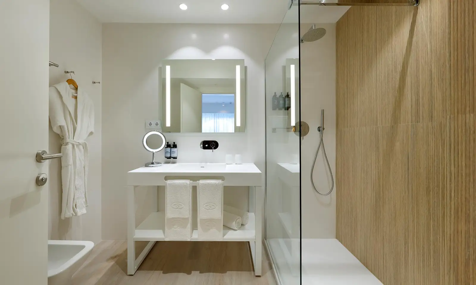 Signature-Level-Deluxe-Pool-View3