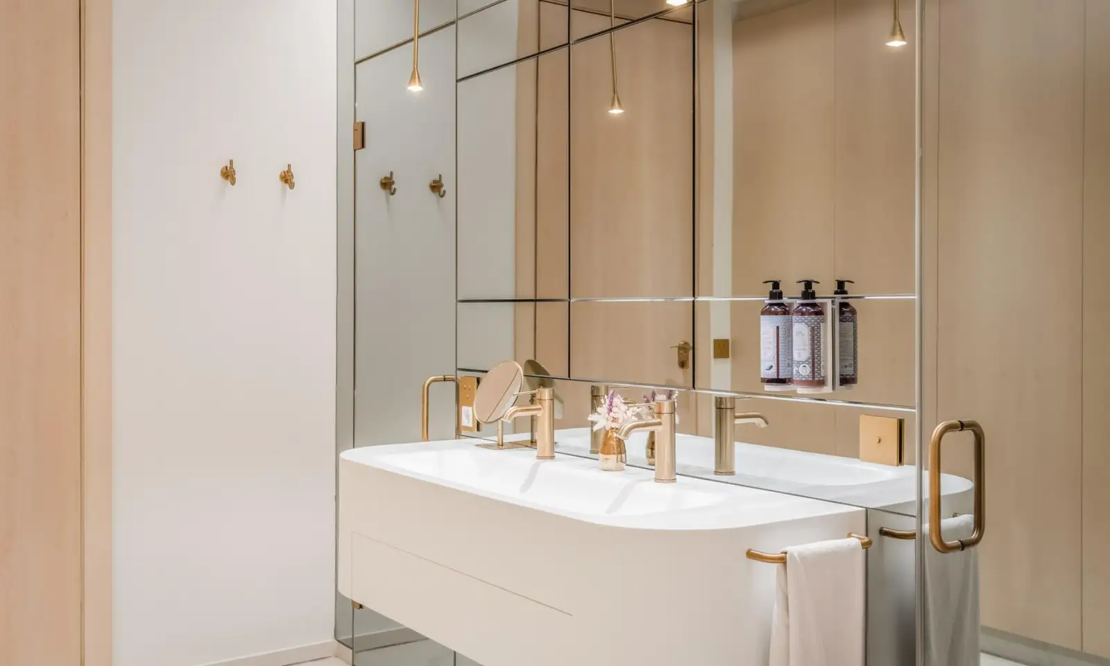 baño de hotel de lujo urbano