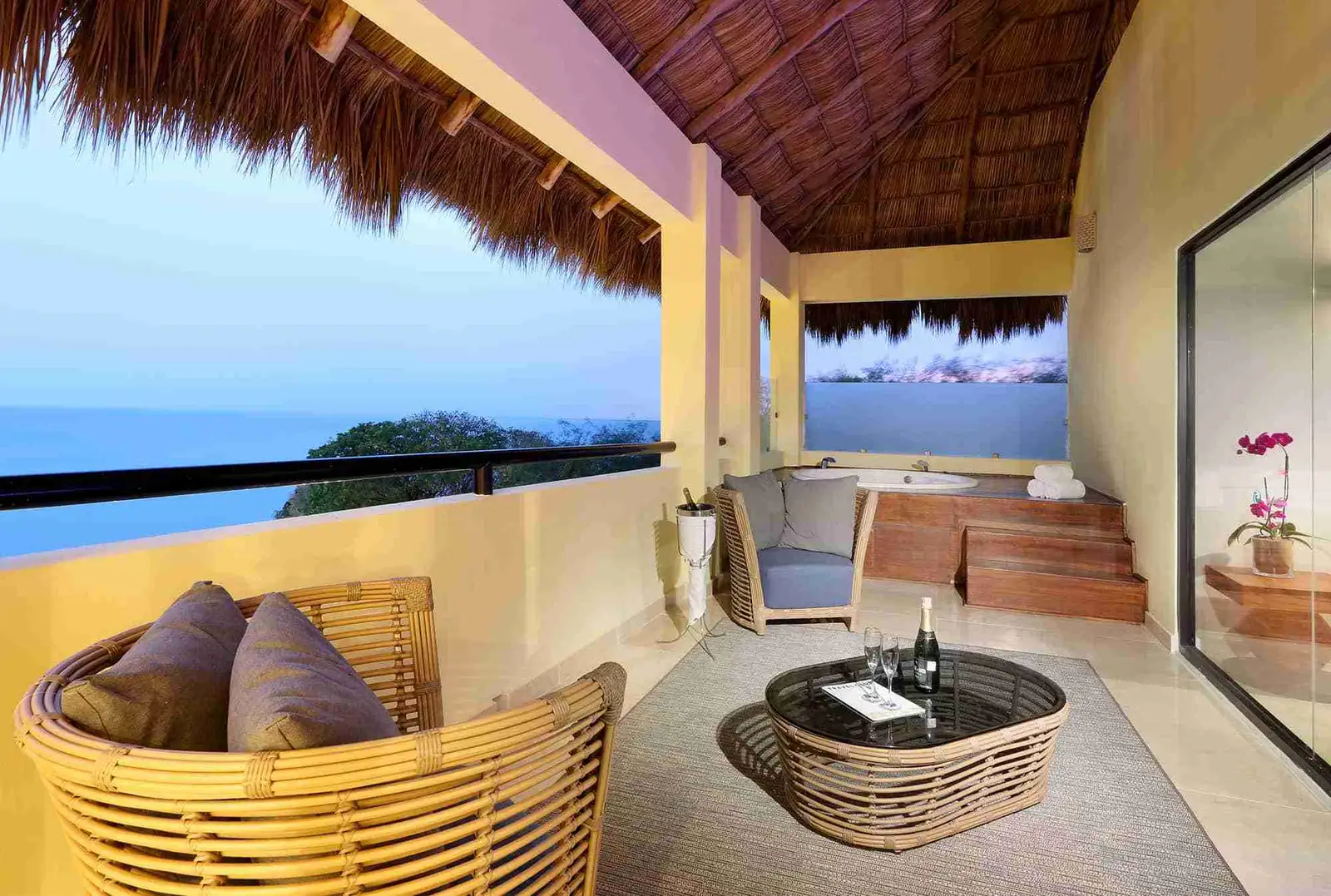 grand-palladium-vallarta-resort-spa-signature-suite-panoramic-ocean-view