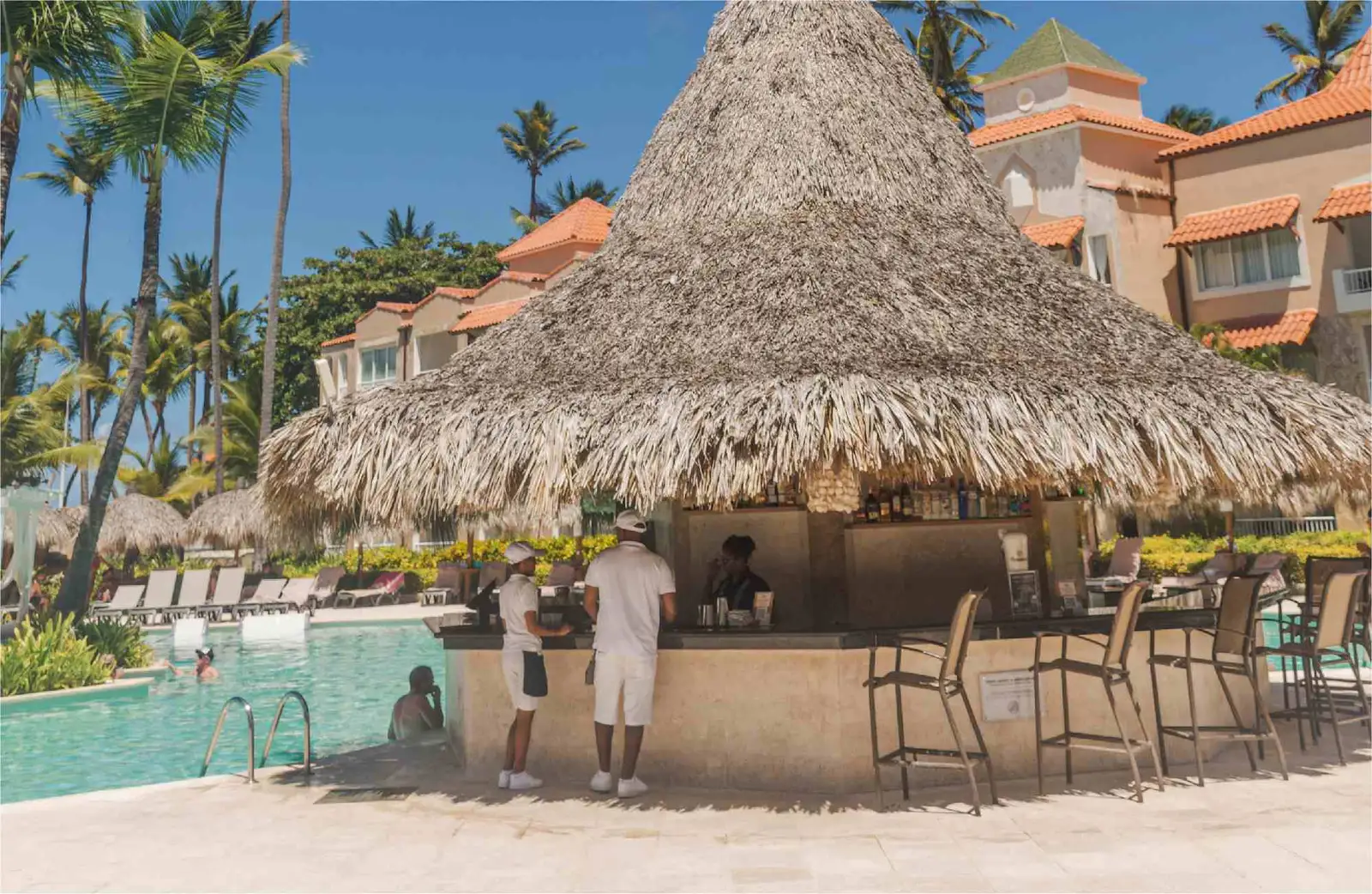 Grand-Palladium-Punta-Cana-Resort-Spa-bar-io