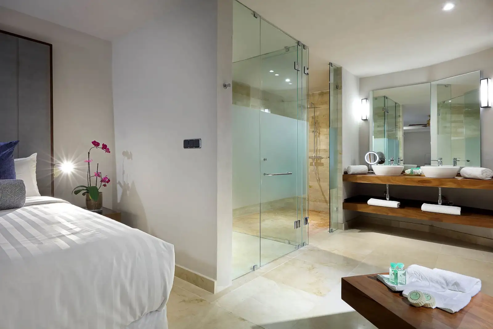 grand-palladium-vallarta-resort-spa-signature-suite-panoramic-ocean-view-9