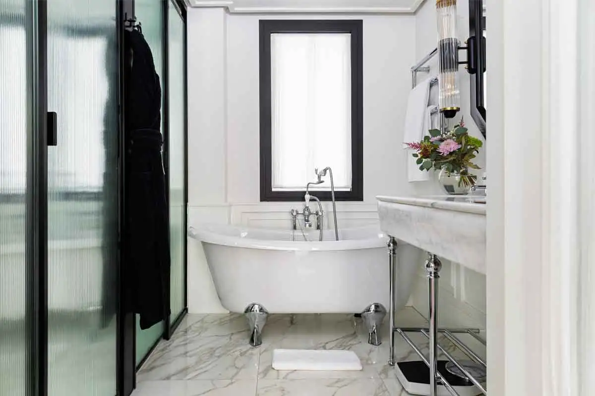 BHM_BLESS_YOUR_DIVINITY_SUITE_1200x800_05_PRODUCTO_REV00