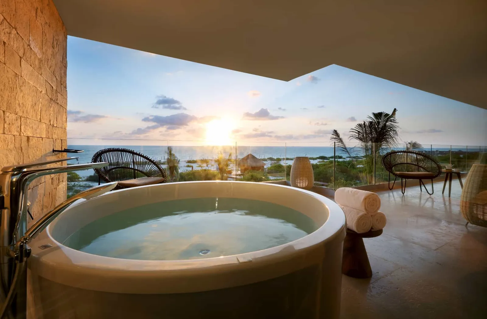 TRS-Coral-Hotel-Signature-Suite-Beachfront-Panoramic-Ocean-View2