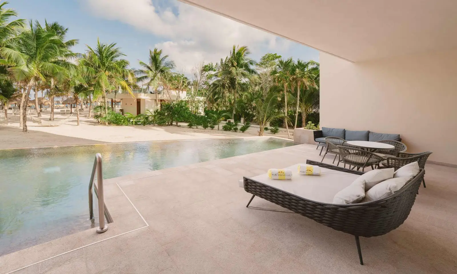 family-selection-at-grand-palladium-kantenah-resort-spa-Suite-Swimup-Beachside-03.jpg