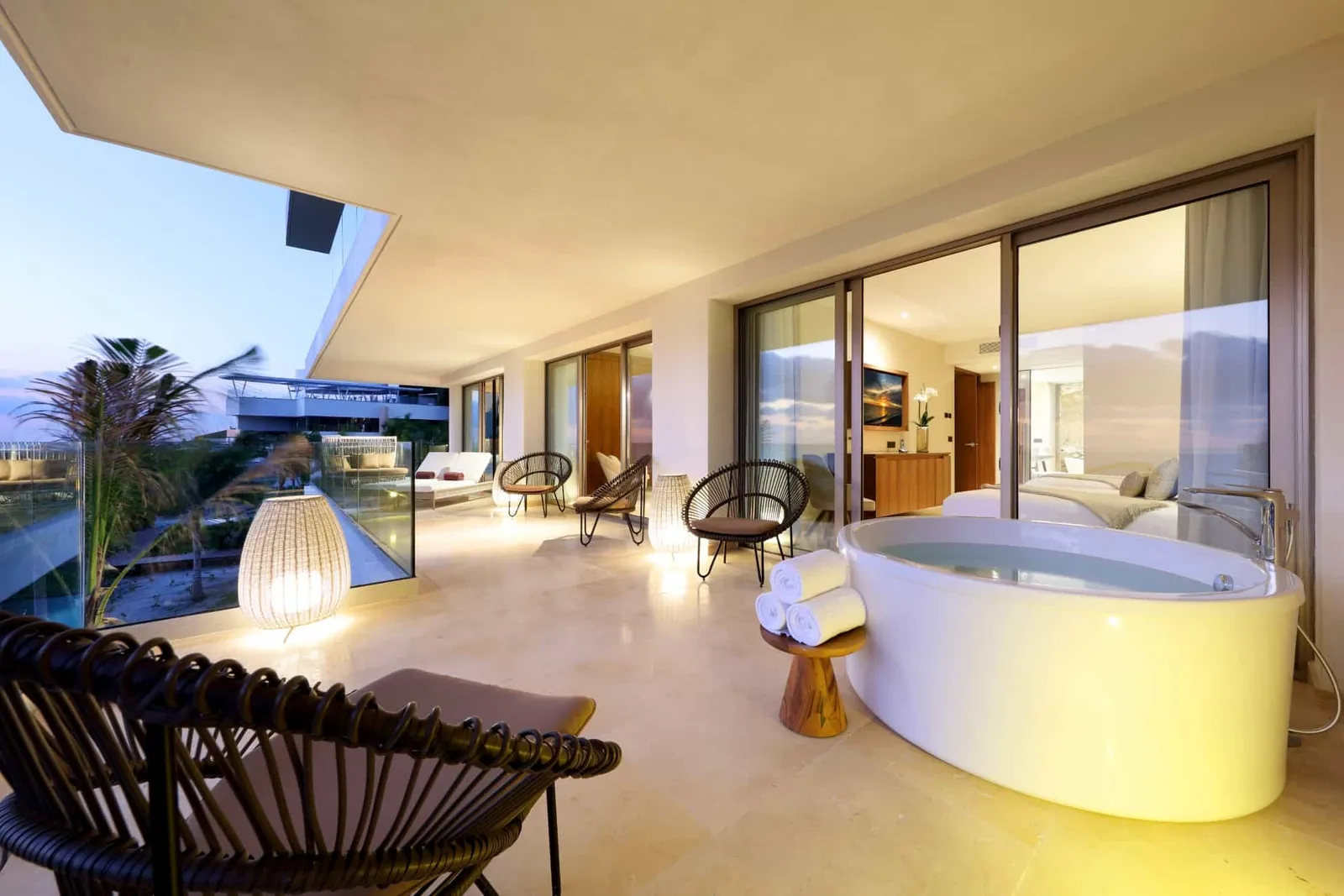 TRS-Coral-Hotel-Signature-Suite-Beachfront-Panoramic-Ocean-View8