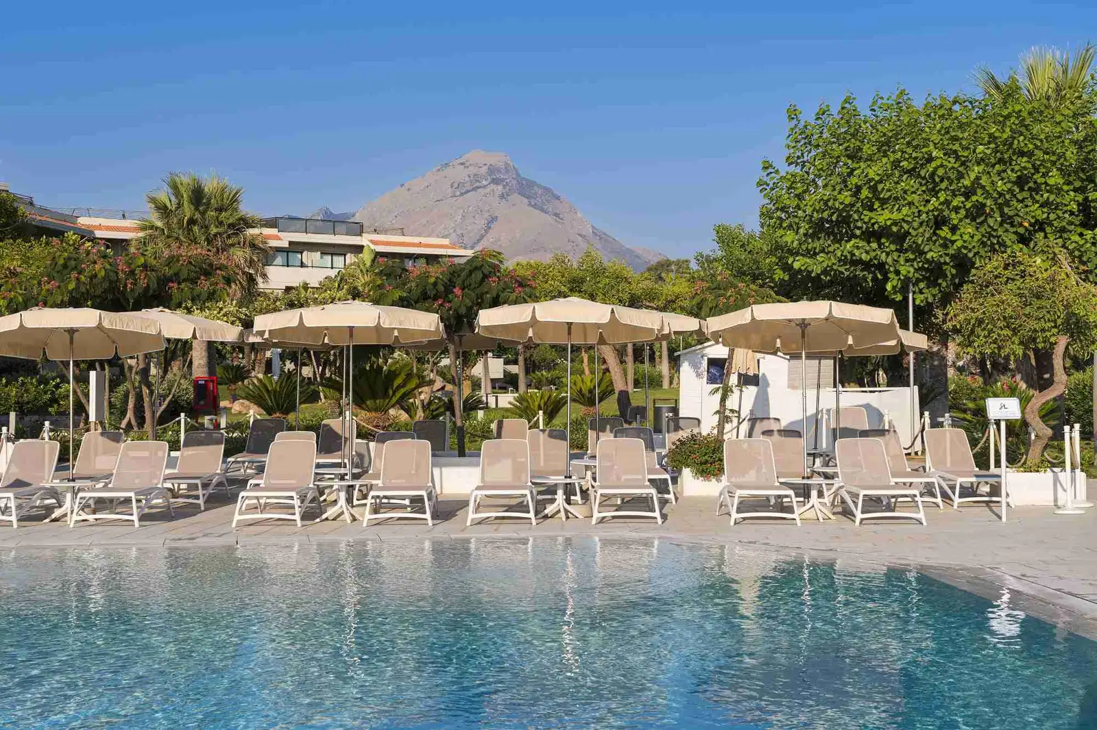 the_signature_level_at_grand_palladium_sicilia_piscina