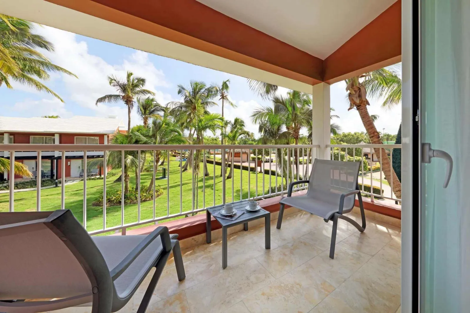 Grand-Palladium-Punta-Cana-Resort-Spa-loft-terraza