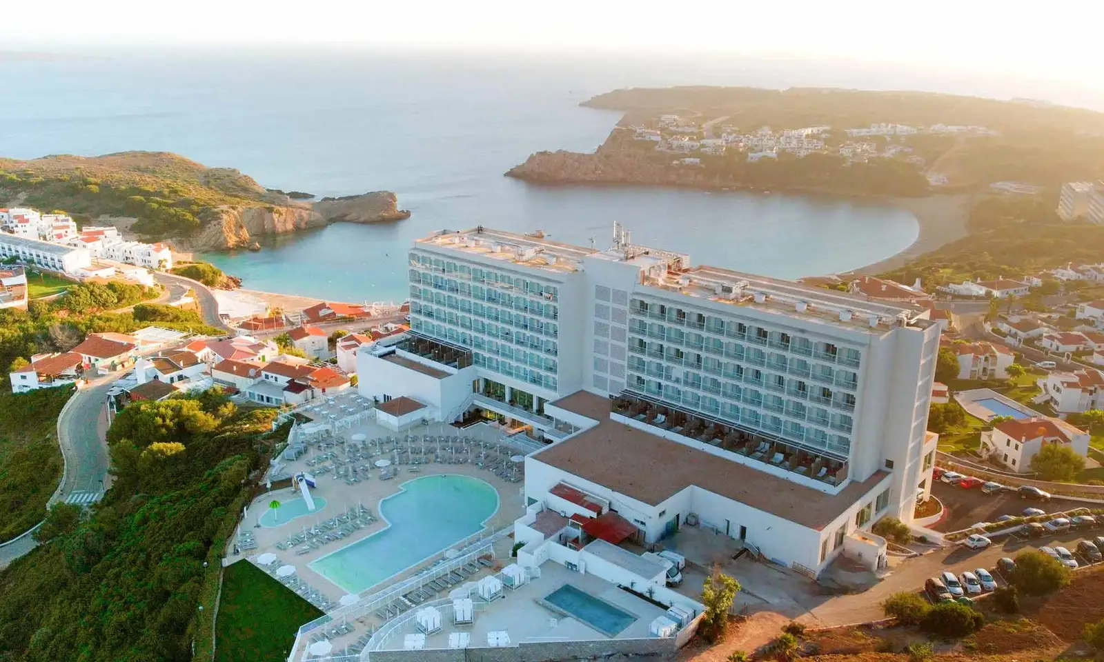 palladium-hotel-menorca-fachada-piscina.jpg