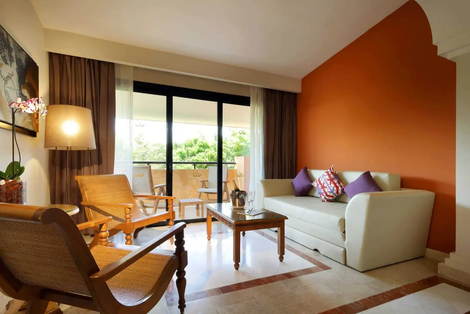 Grand-Palladium-Colonial-Resort-Spa-Junior-Suite-Poolside2