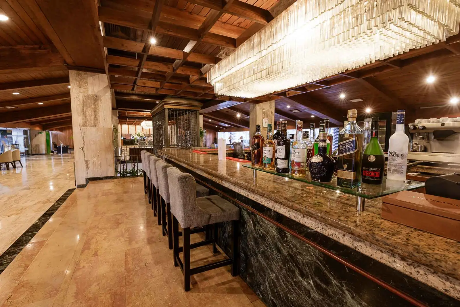 dominican-fiesta-hotel-lobby-bar_01.jpg