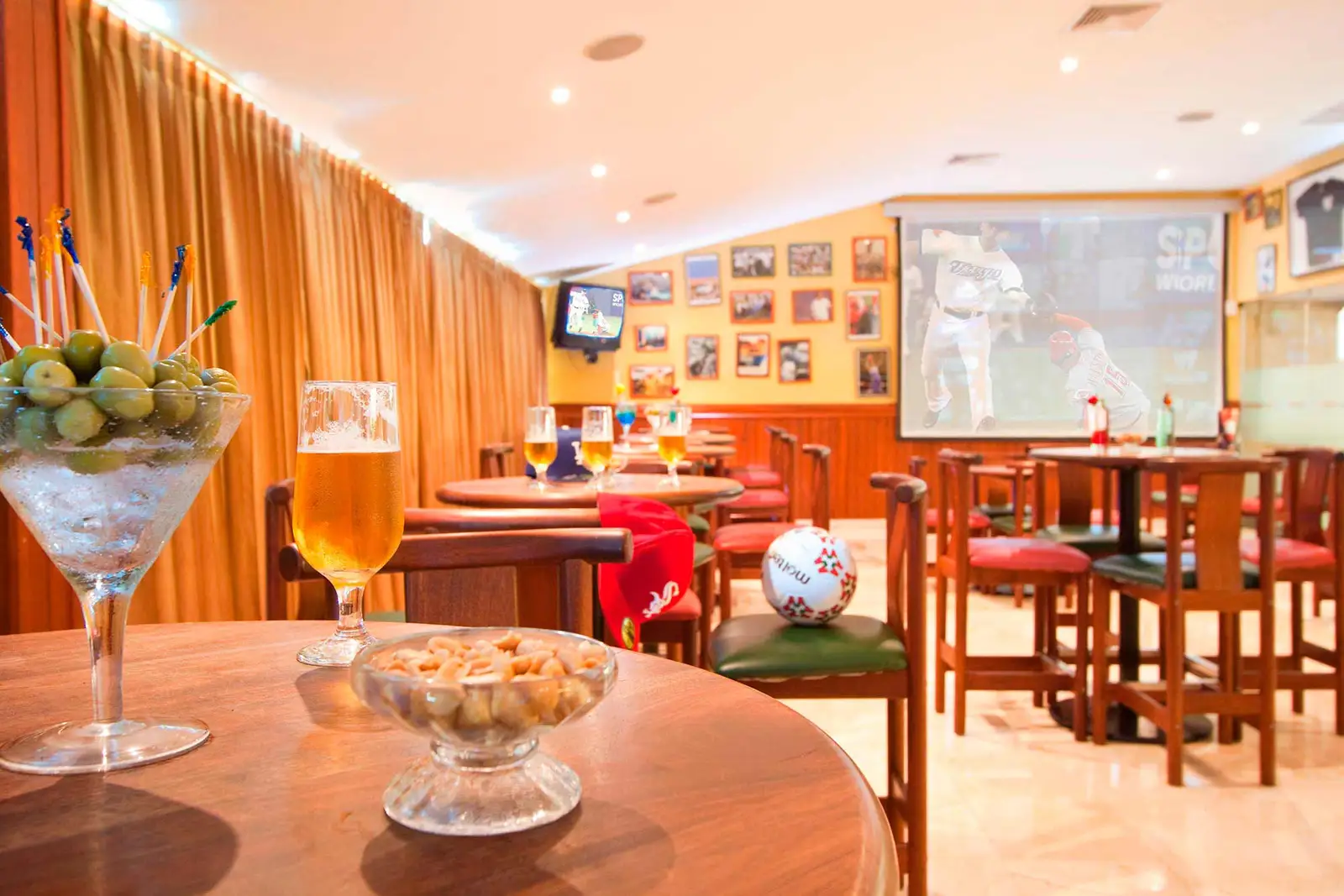 Dominican-Fiesta-Hotel-Sports-Bar