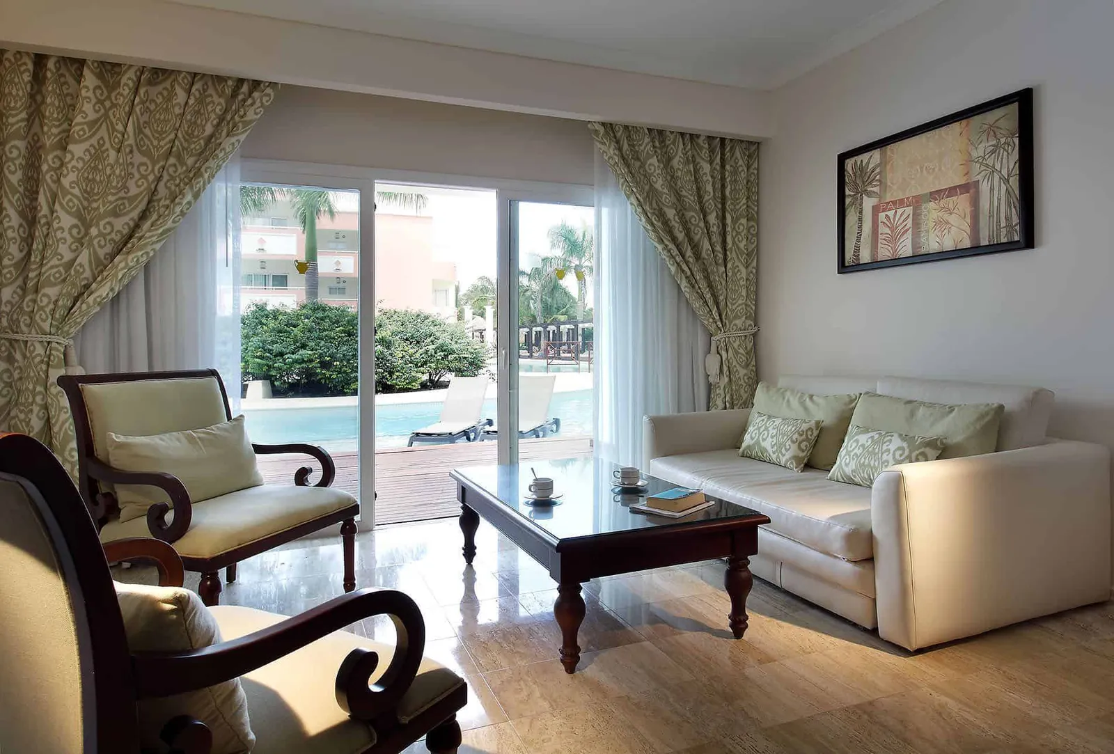 Royal-Deluxe-Junior-Suite-swim-up-5