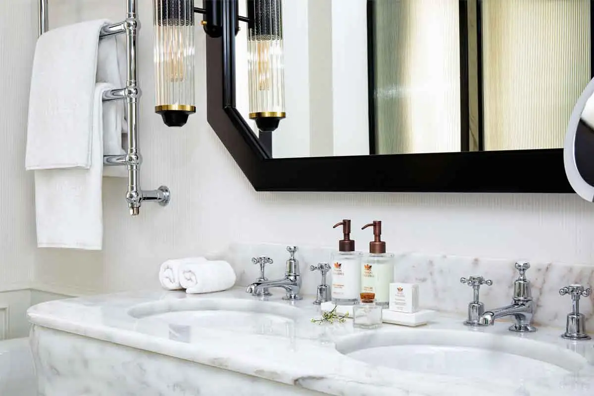 BHM_BLESS_YOUR_DIVINITY_SUITE_1200x800_04_PRODUCTO_REV00