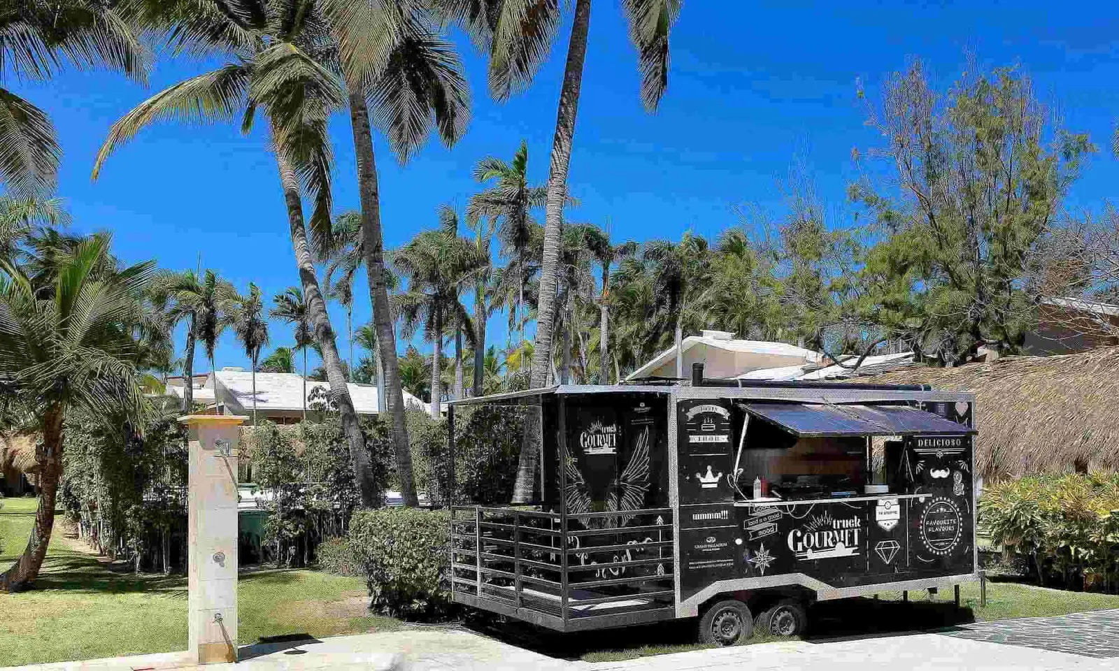 Grand-Palladium-Punta-Cana-BAR-FOOD-TRUCK