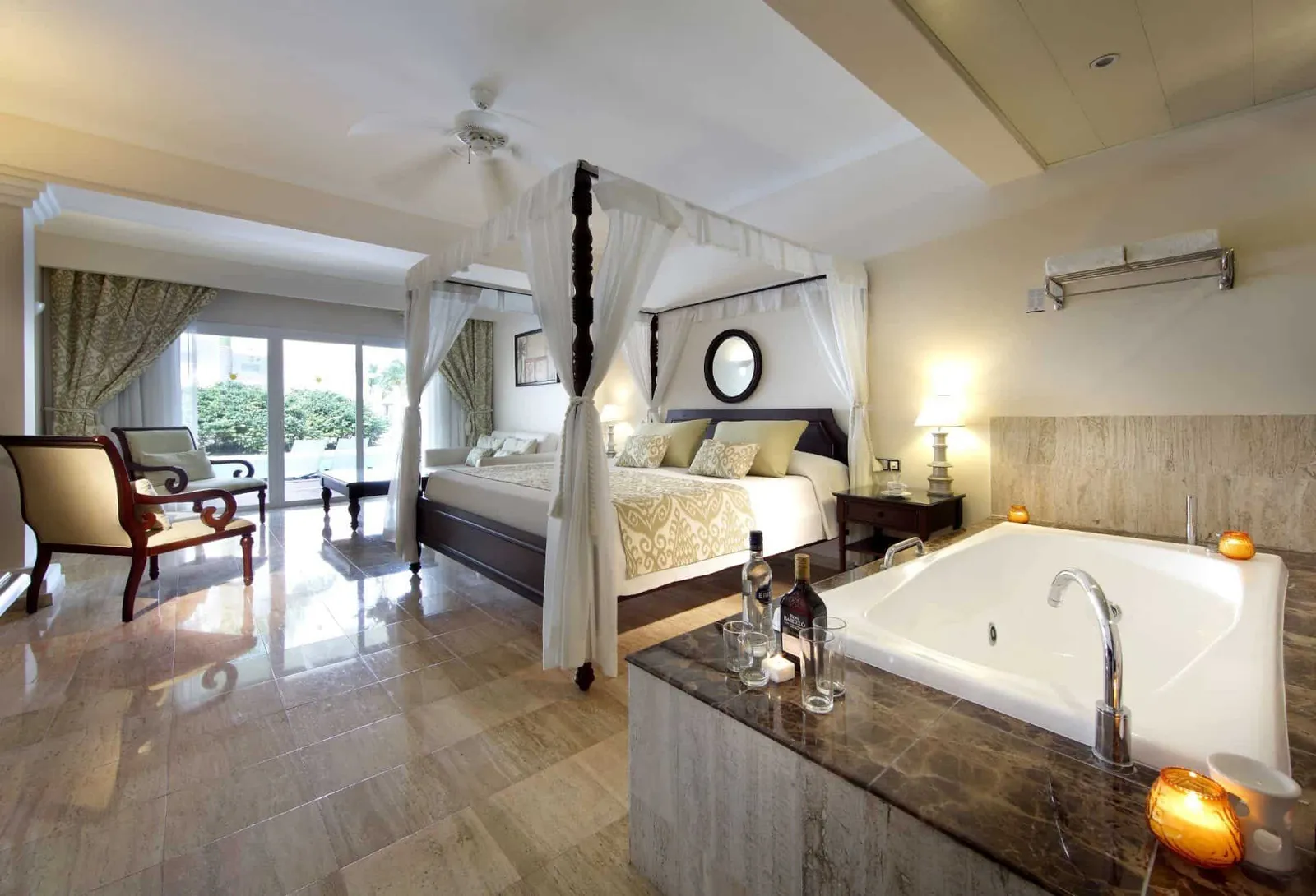 Royal-Deluxe-Junior-Suite-swim-up-2