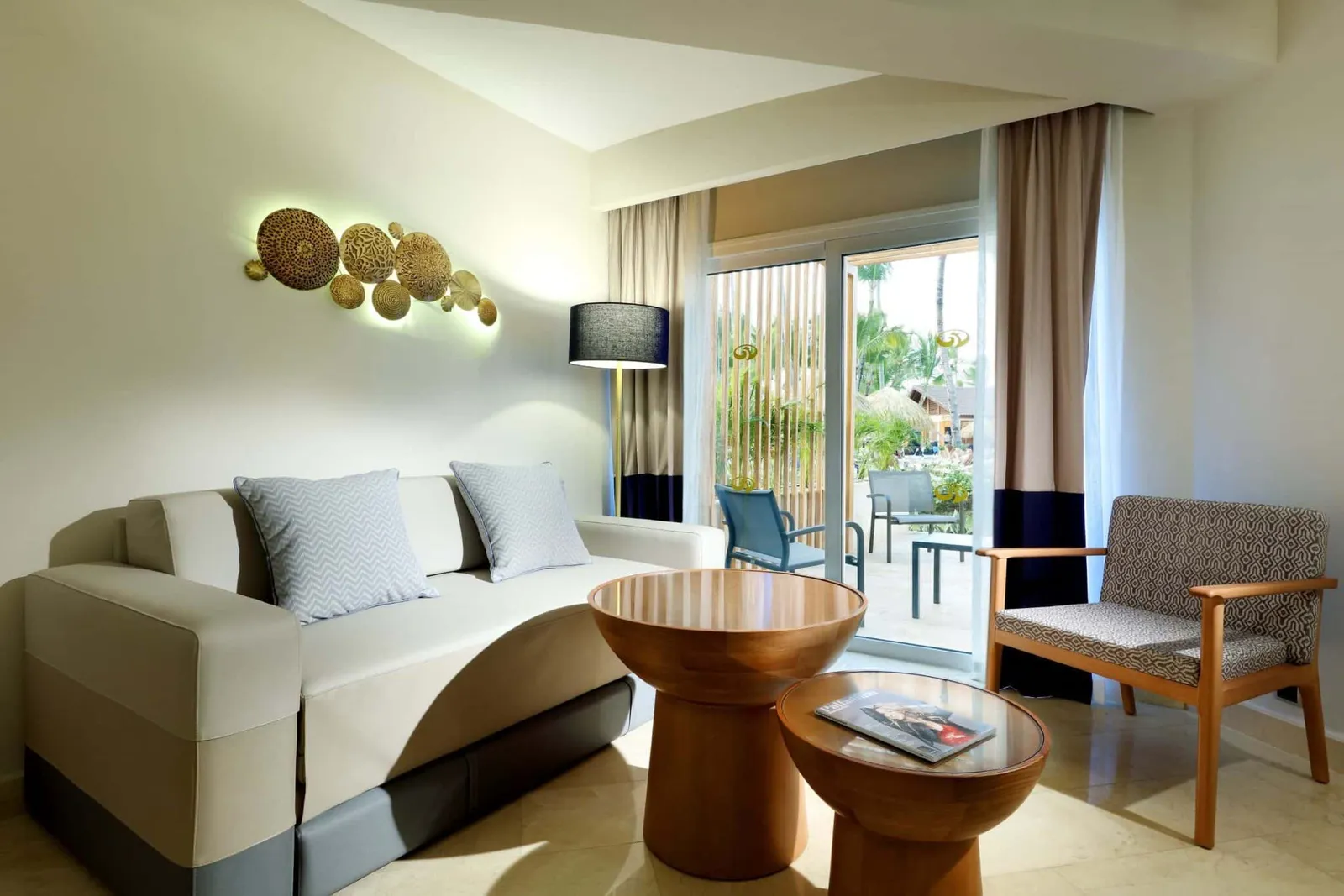 Grand-Palladium-Punta-Cana-Junior-Suite-poolside3