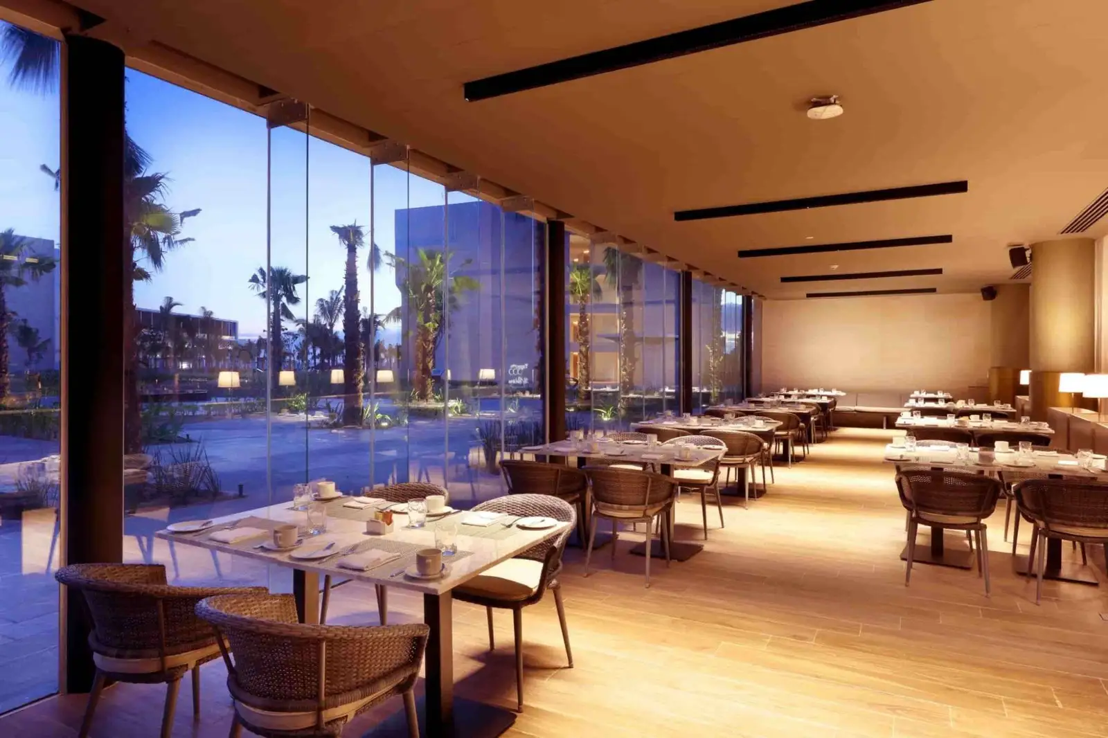 trs_coral_hotel_restaurante_capricho_noche