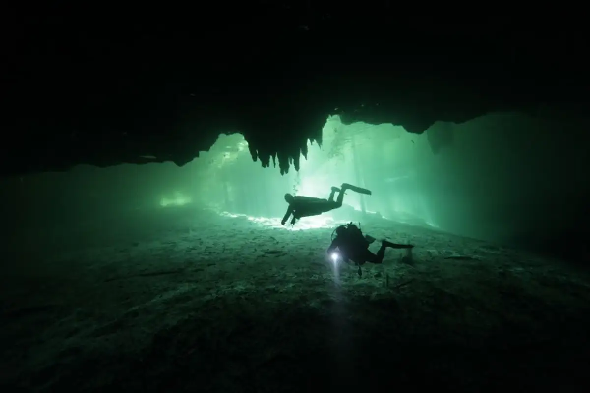 mergulho cenote maia