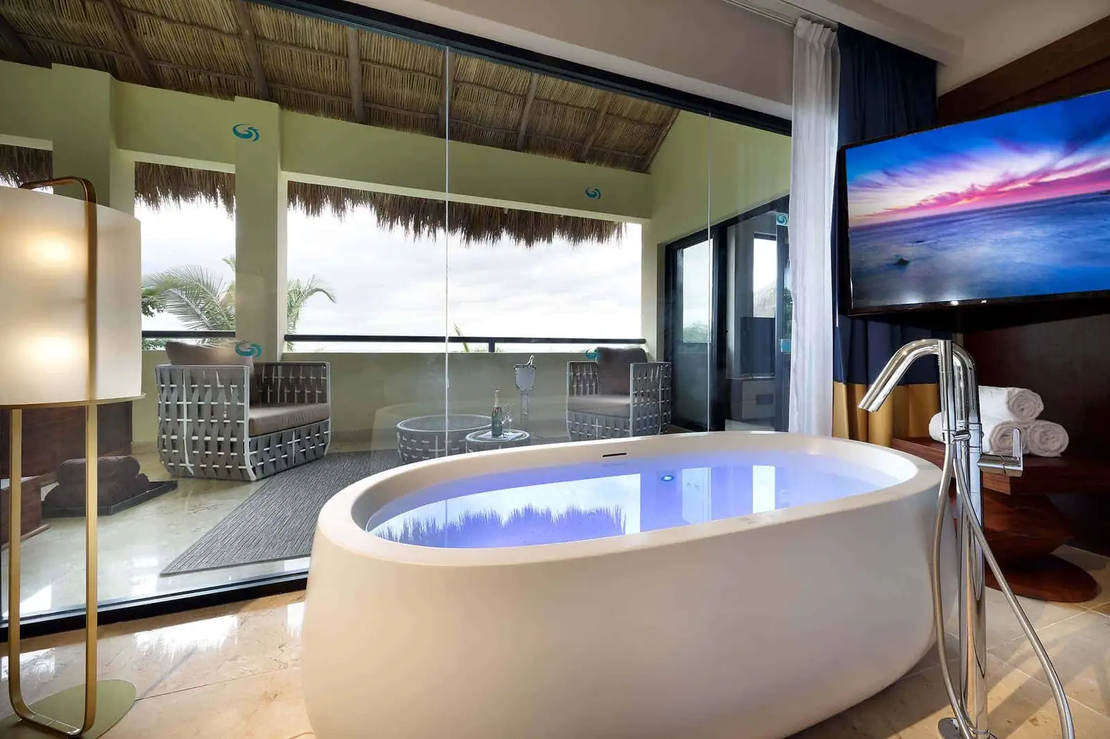 grand-palladium-vallarta-resort-spa-ambassador-suite-panoramic-ocean-view-4