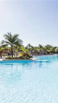 Piscina principal resort riviera maya