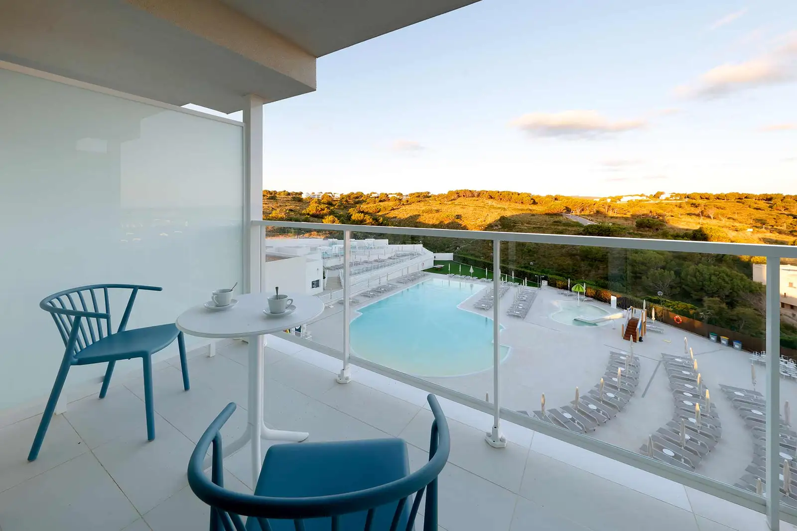 PALLADIUM-HOTEL-MENORCA-DELUXE_VISTA_PISCINA