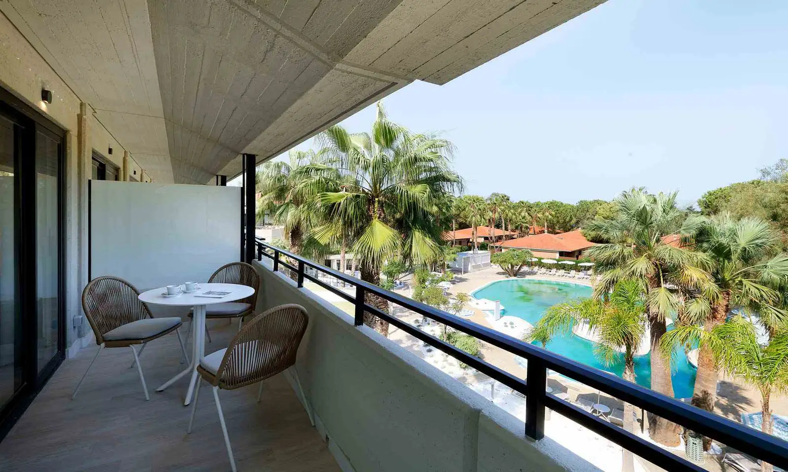 Signature-Level-Deluxe-Pool-View