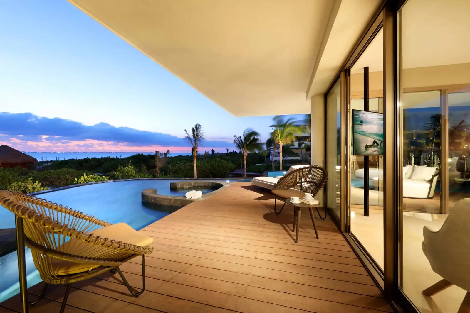 TRS-Coral-Hotel-Signature-Suite-Swim-up-Beachfront-Panoramic-Ocean-View8