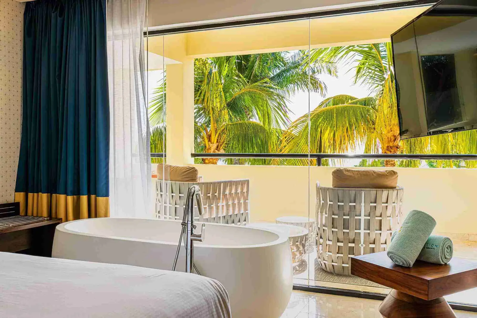 grand-palladium-vallarta-resort-spa-ambassador-suite-panoramic-ocean-view