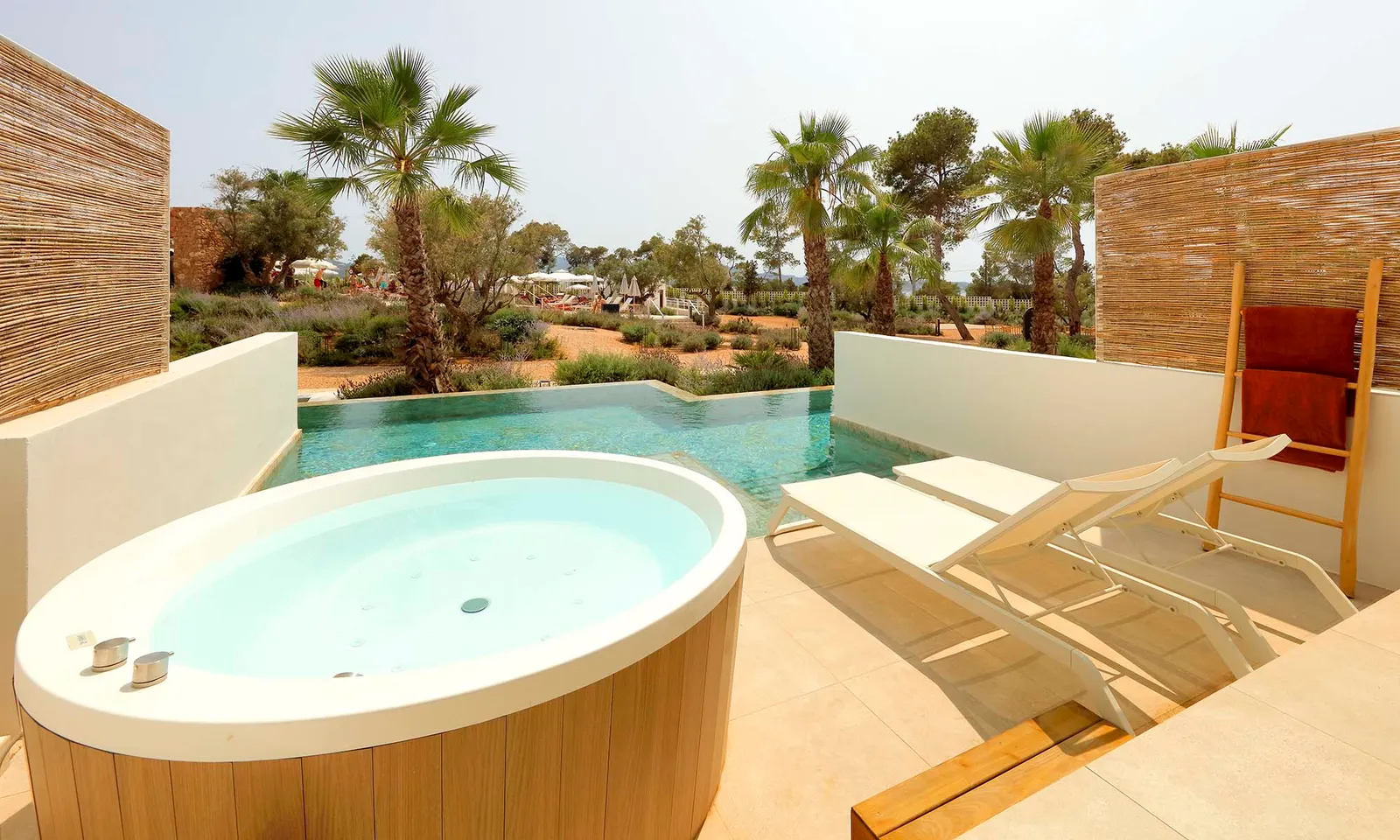 Signature-Level-TRS-Ibiza-Signature-Level-Junior-Suite-Swim-Up4