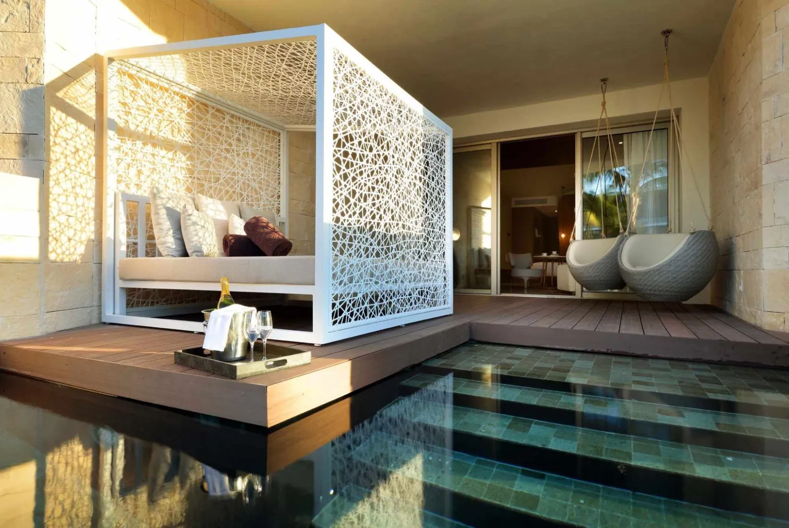 TRS-CORAL-JUNIOR-SUITE-SWIM-UP-PISCINA