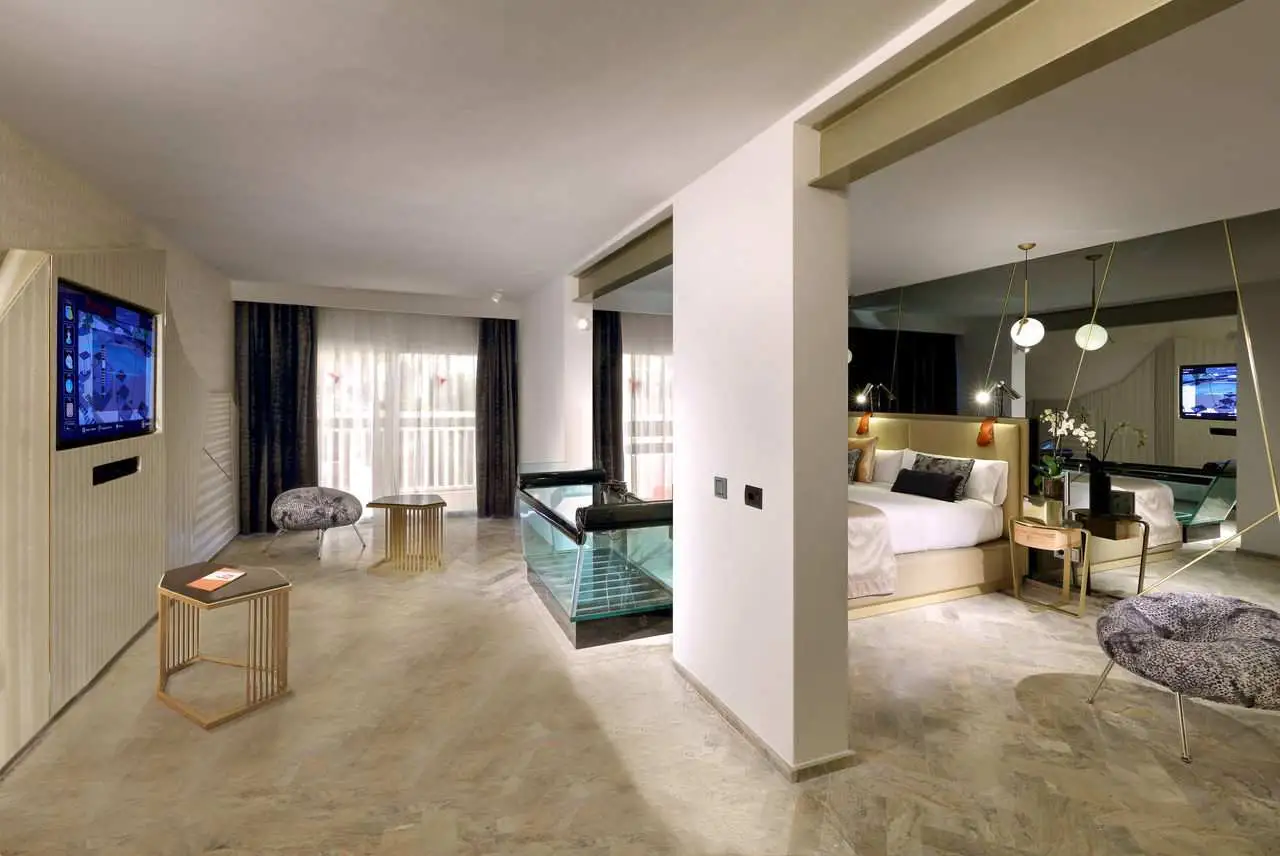 ushuaia-beach-hotel-ibiza-the-suite-vista-escenario