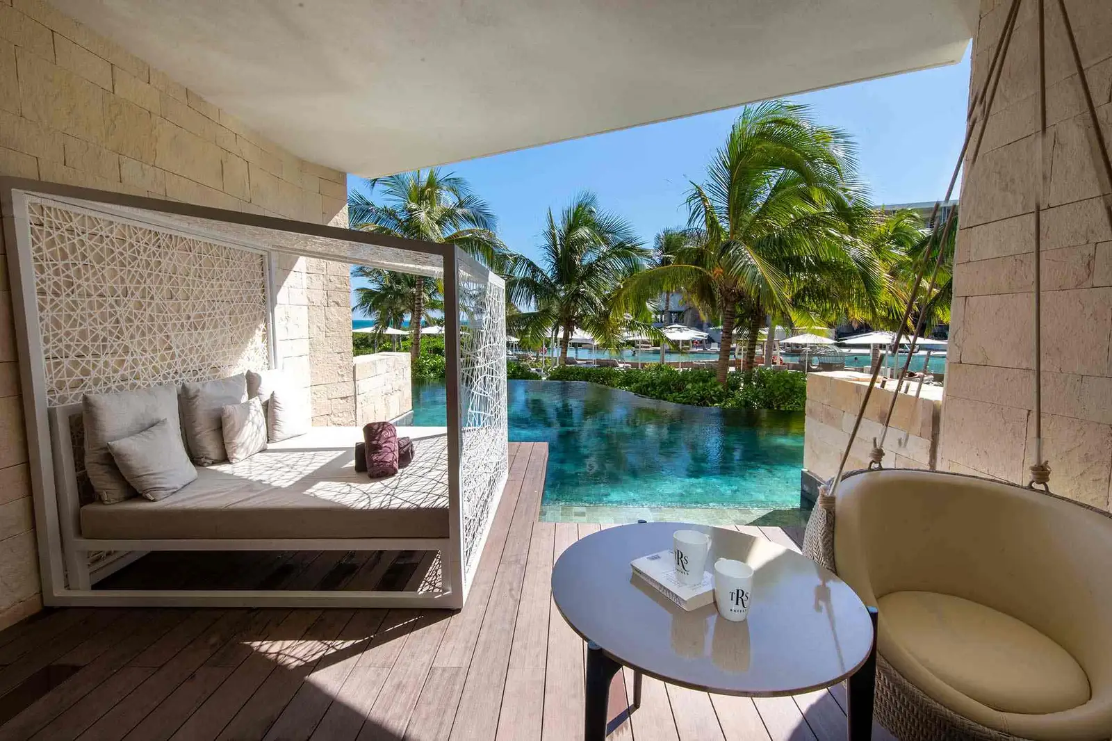 TRS-Coral-Hotel-Junior-Suite-swim-up-beachfront-terraza