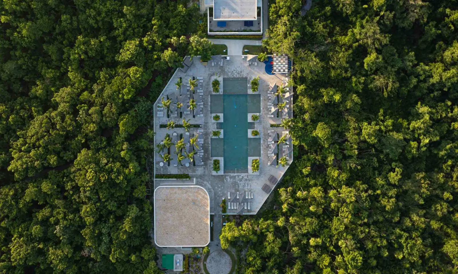 Family Selection at Grand Palladium Kantenah Resort & Spa Piscina