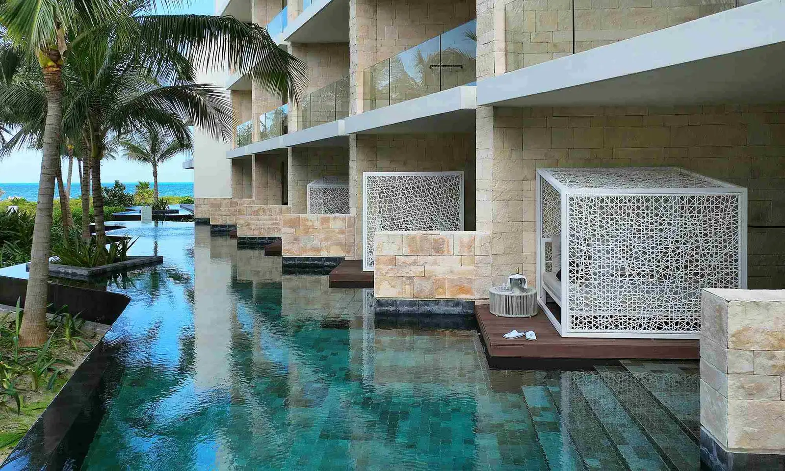 TRS-Coral-Hotel-junior-suite-swim-up-beachside-vista-exterior-terrazas