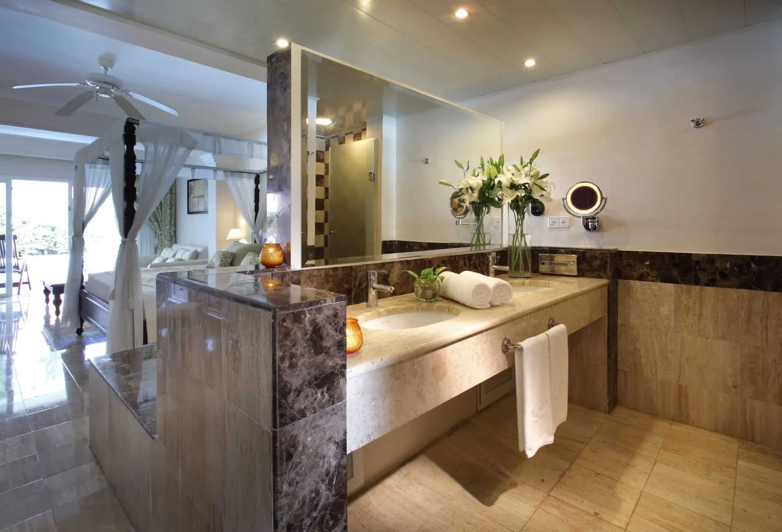 Royal-Deluxe-Junior-Suite-swim-up-3