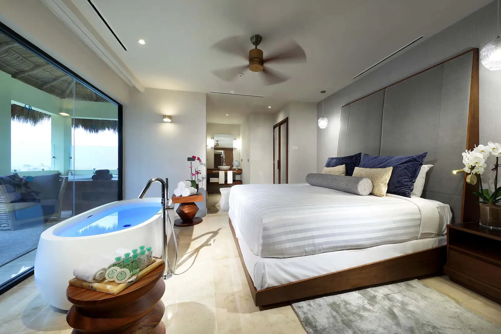 grand-palladium-vallarta-resort-spa-signature-suite-panoramic-ocean-view-7