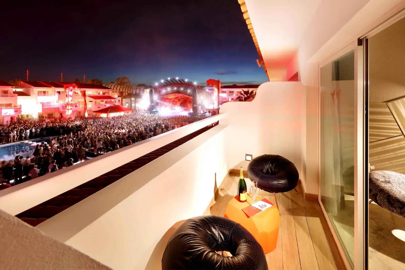 ushuaia-beach-hotel-ibiza-the-suite-vista-escenario-6