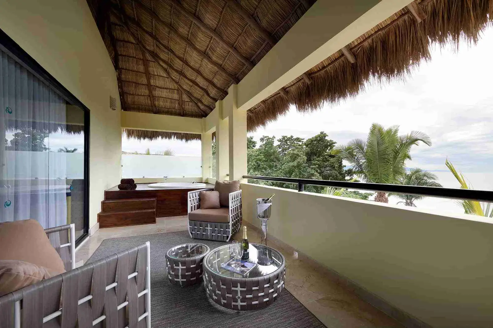 grand-palladium-vallarta-resort-spa-ambassador-suite-panoramic-ocean-view-6