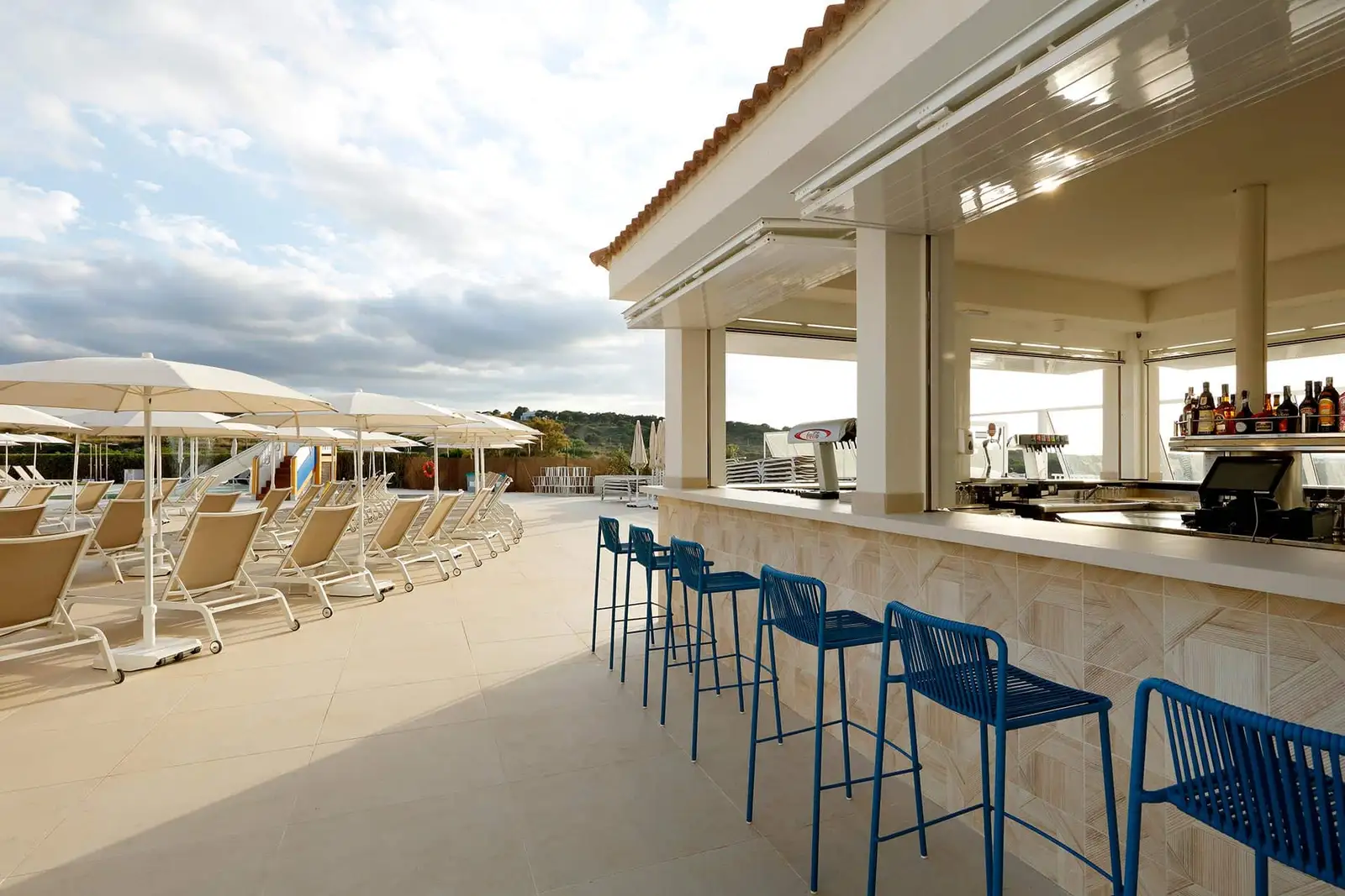 Palladium-Hotel-Menorca-Shake-it-pool-bar-2